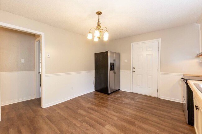 Foto del edificio - Three Bedroom Home!