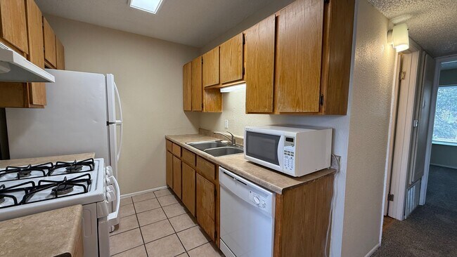 Building Photo - 2 Bedroom 1 Bathroom Apartment in Aurora