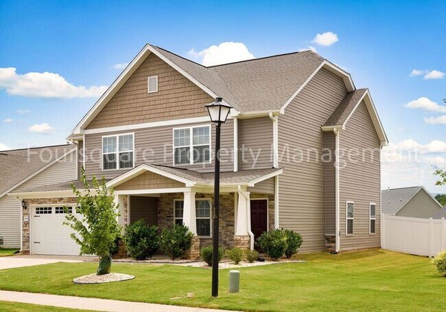 Building Photo - Single Family Home | Fenced-In Back Yard |...
