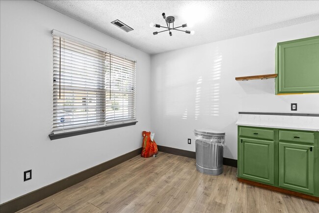 Building Photo - 1609 Roanoke Ave