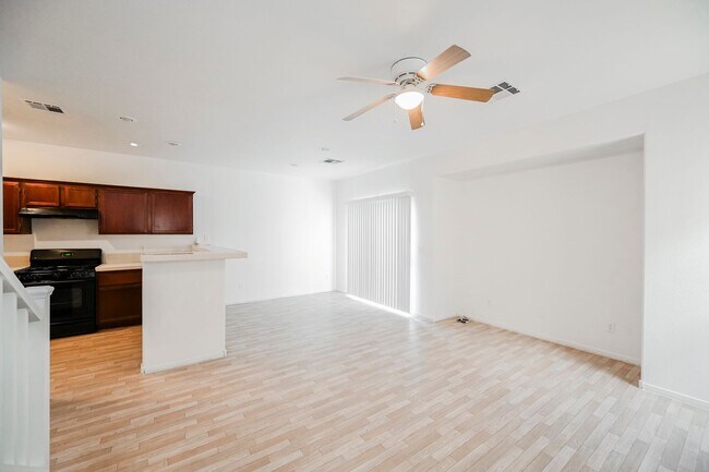 Foto del edificio - 3 Bedroom, 2.5 Bath Two Story Home Located...