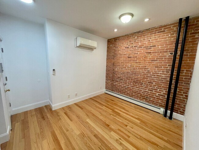 Building Photo - $2850 - beacon hill one bed with modern ki...