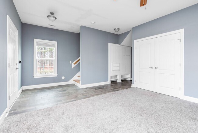 Building Photo - Gorgeous End-Unit Townhome Available in Apex