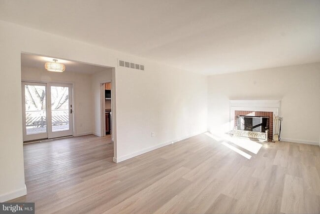 Building Photo - 915 Shawnee Dr