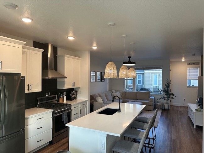 Building Photo - Westminster Station - Almost new- Pride Of Ownership!