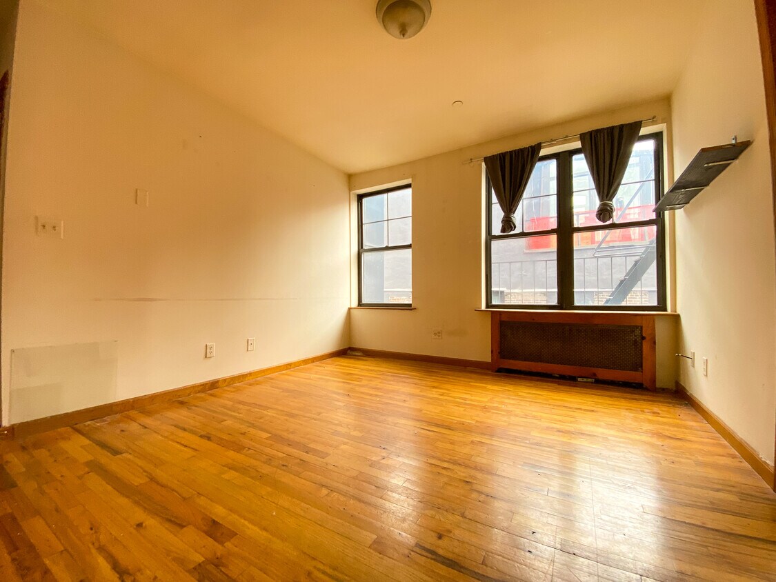 Primary Photo - 646 10th Ave