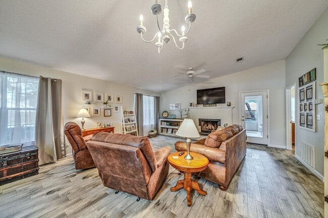 Building Photo - Updated 3 Bedroom in Central Location!
