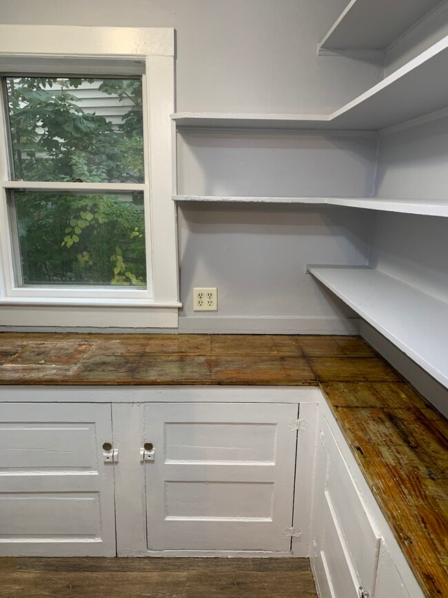 Butlers Pantry - 13 Forest Ave