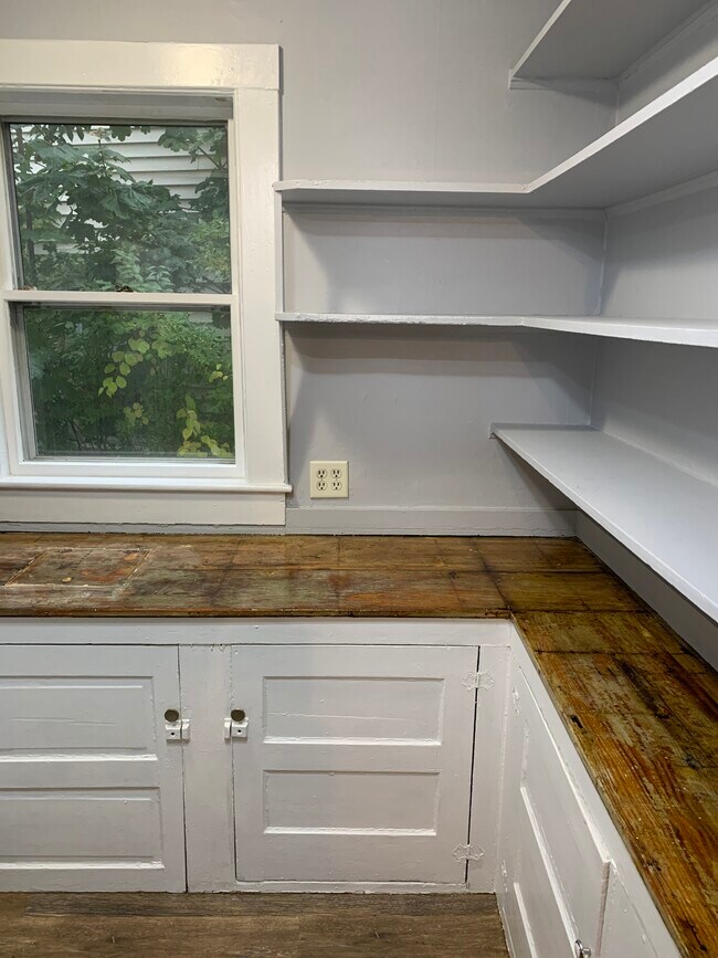 Despensa del mayordomo - 13 Forest Ave