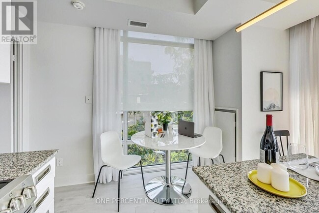 Photo du bâtiment - 90 Stadium Rd