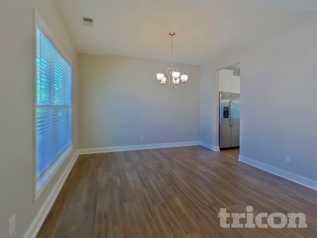 Building Photo - 563 Roseridge Dr