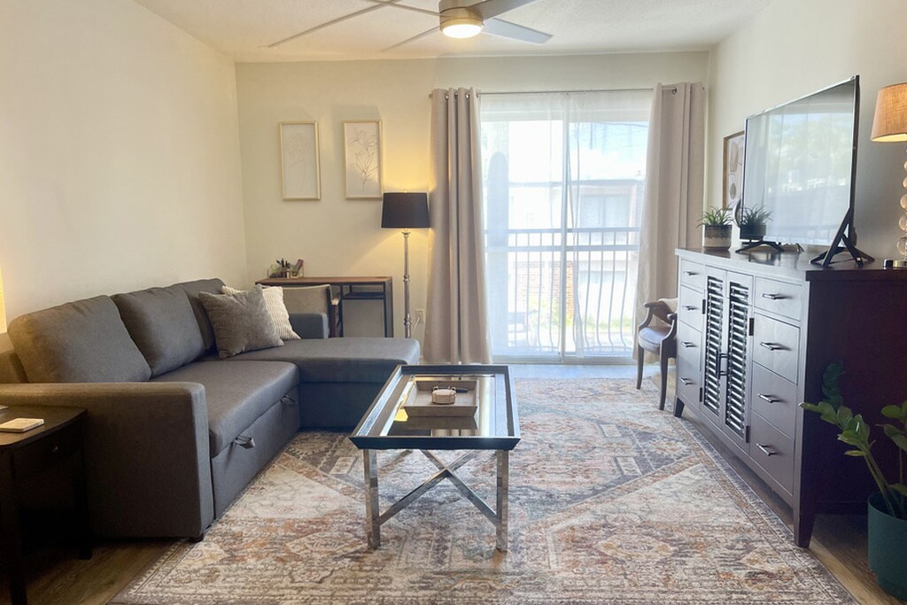 Wi-Fi, Smart TV, sofá cama, ventilador de techo con control remoto, espacio de trabajo exclusivo, visillos, cortinas opacas - 1700 SW 16th Ct