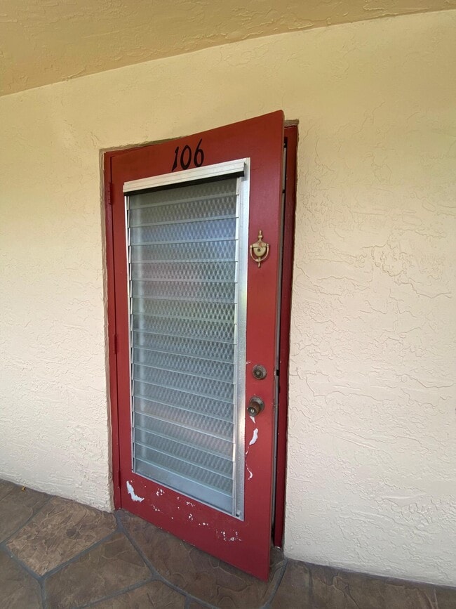 Building Photo - 1055 Country Club Dr