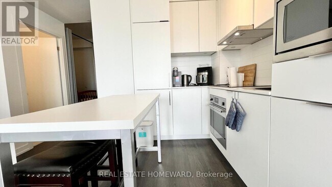 Building Photo - 7 Golden Lion Heights