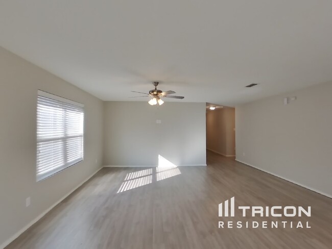 Foto del edificio - 6221 Topsail Dr