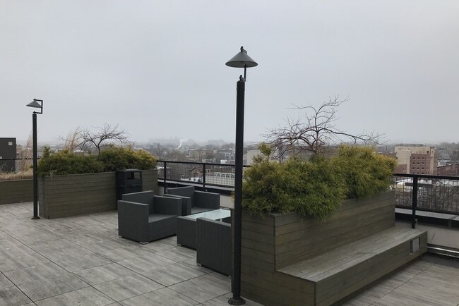 Foto del edificio - 1038 Greene Ave