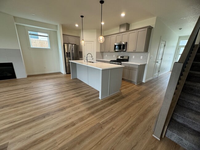 Foto del edificio - 6926 N Madison Cir