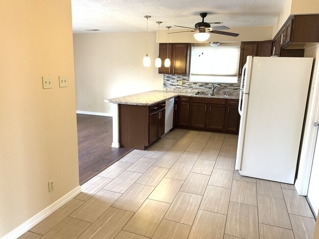 Building Photo - 3 Bed 2 Bath Home Available Now!