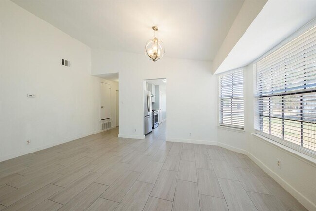 Building Photo - 808 Primrose Ln