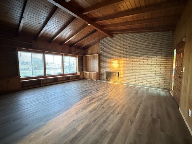 Foto del edificio - 13051 Baker Ave