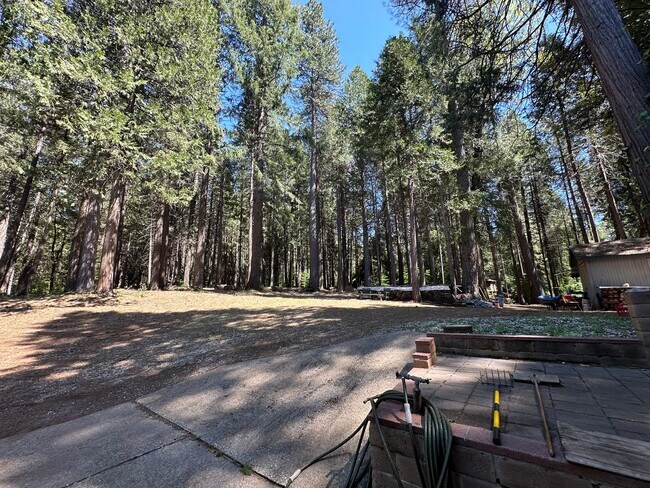 Building Photo - Stunning 3 Bedroom 2 Bathroom Home in Casc...