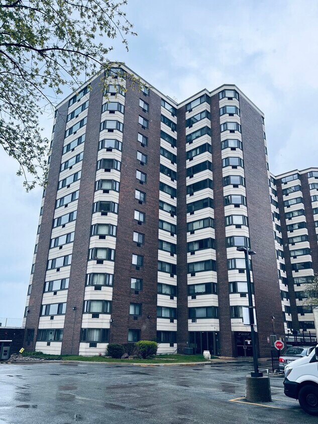 Foto principal - 7337 S South Shore Dr