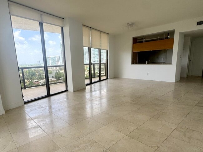 Building Photo - 16275 Collins Ave