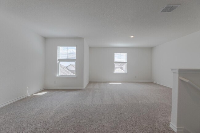 Building Photo - 121 Country Elm Ln