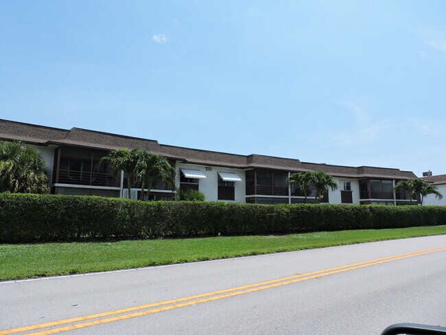 Foto del edificio - 3111 Gardens East Dr
