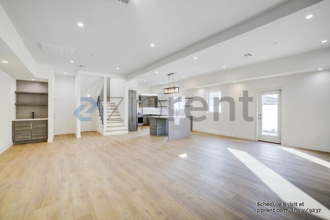 Building Photo - Unit