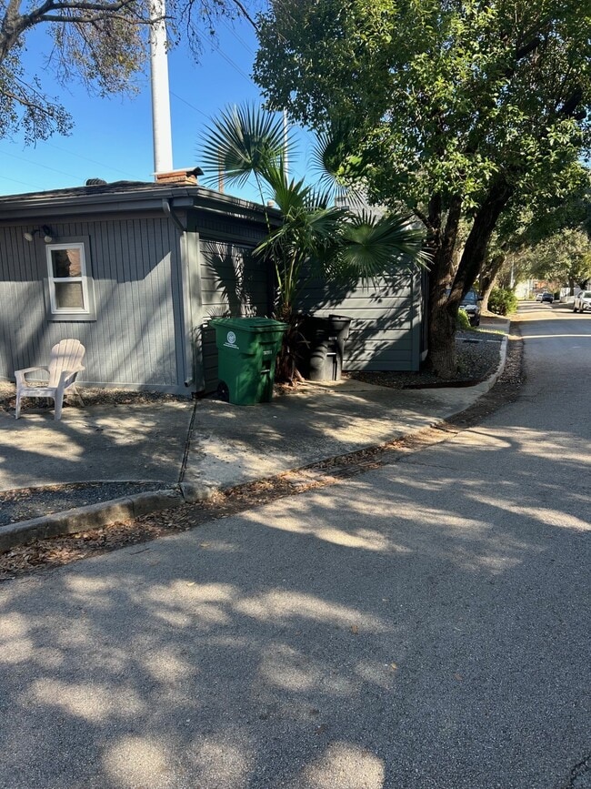 Building Photo - 1922 Vassar St