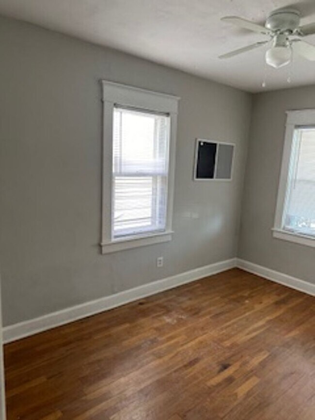 Building Photo - 2 bedroom 1 bath Near The Plaza