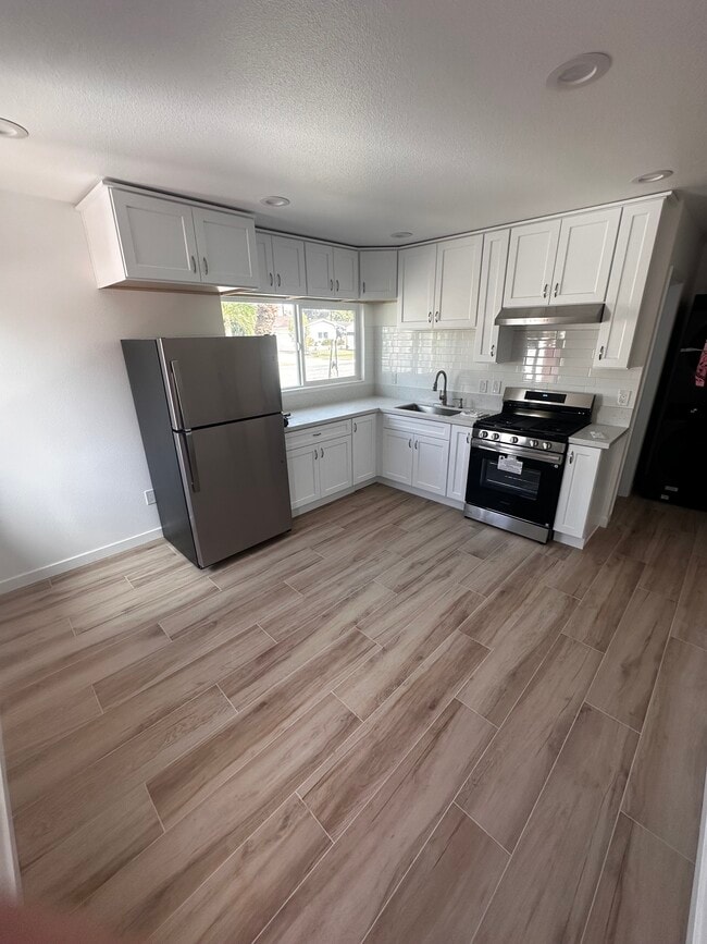 Building Photo - 1406 W Maxzim Ave