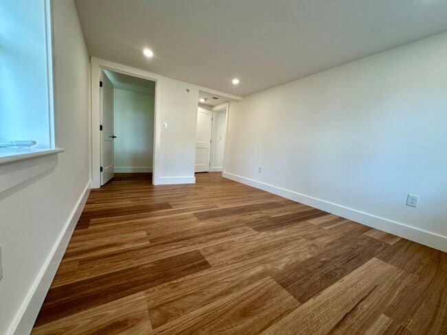 Building Photo - 122 S Silver Ln