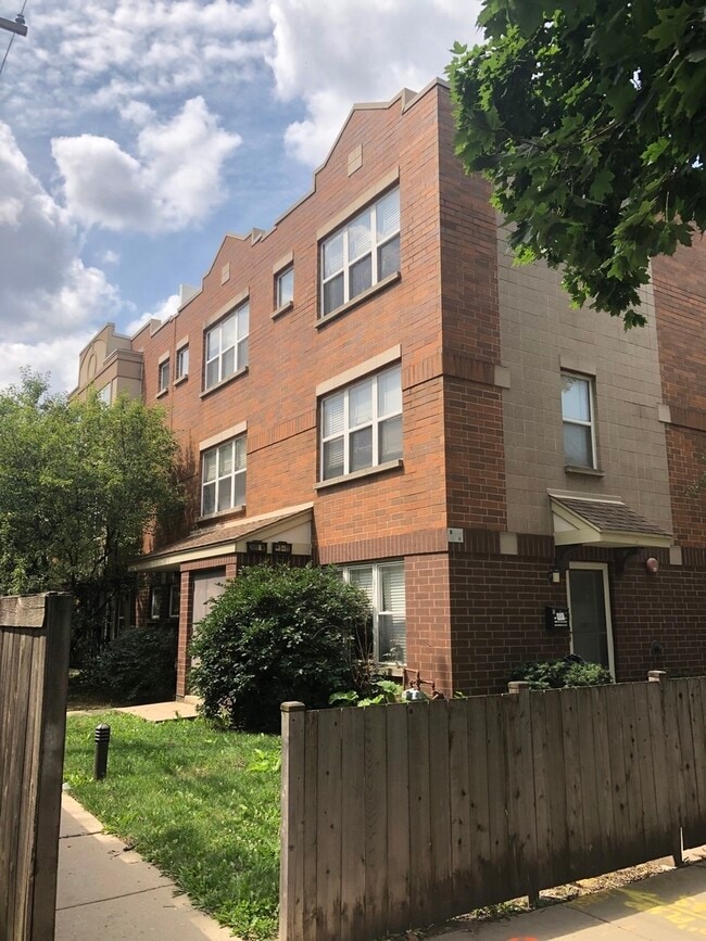 Building Photo - 3951 W Ainslie St
