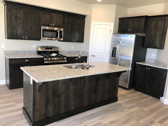 Building Photo - "Spacious 4-Bedroom Townhouse in Hurricane...