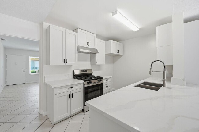 Building Photo - Stunning Single Story Condo in Gated Community - Just Refinished!