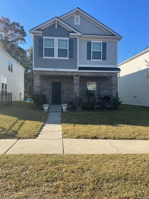 Building Photo - Warm & Welcoming Home in the Heart of Pine...