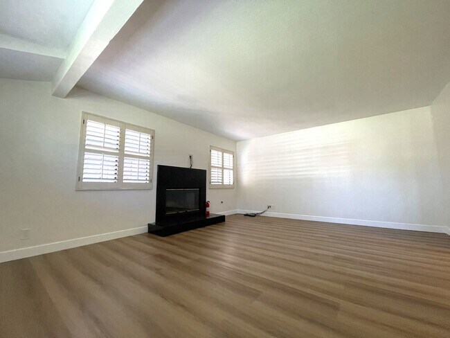 Building Photo - Spacious 4-Bedroom Home in Granada Hills: ...