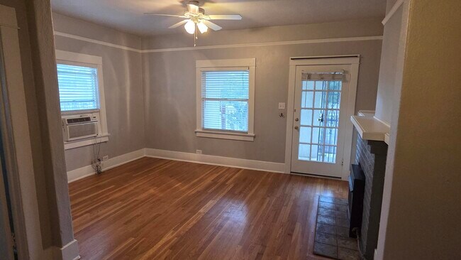 Sala de estar - 819 N 5th Ave