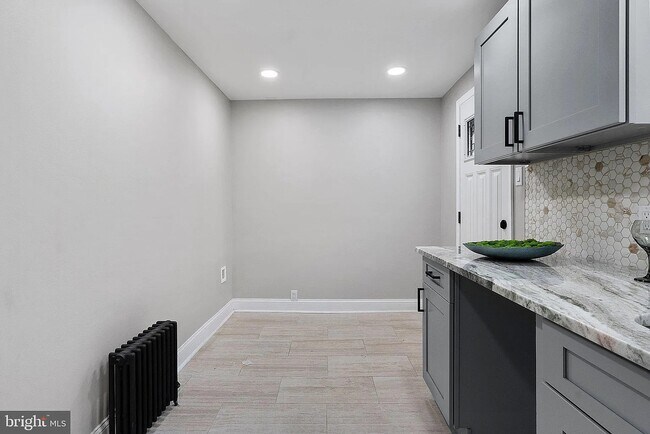 Building Photo - 22 N Front St