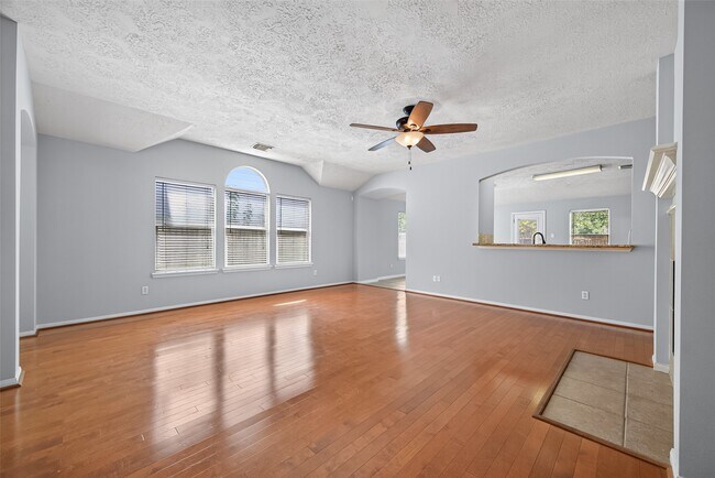 Foto del edificio - 3218 Spring Flower Ln