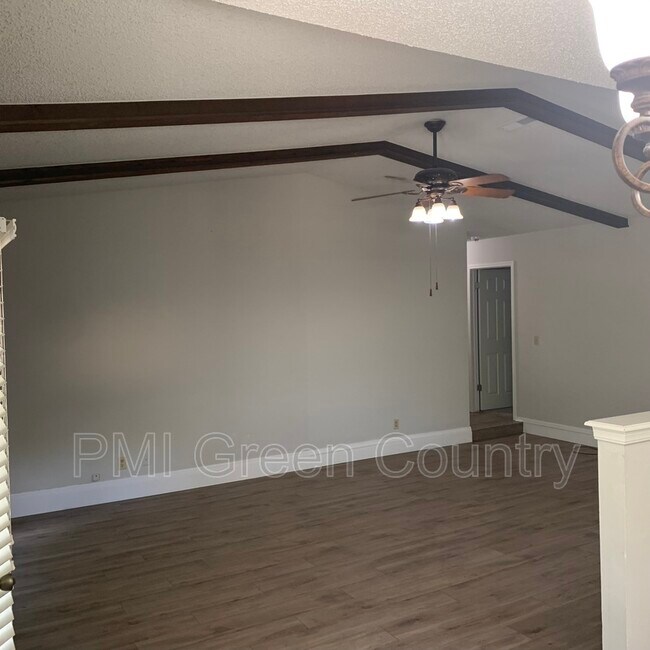 Building Photo - 4309 S Desert Palm Ave
