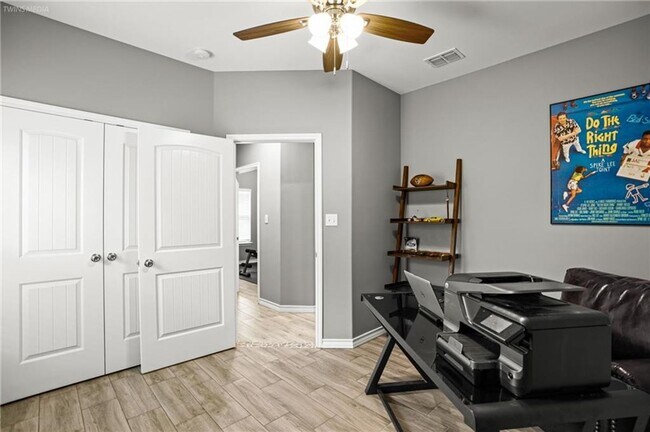 Foto del edificio - 3921 Woodhouse Ln