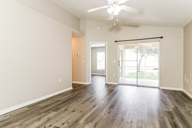 Foto del edificio - 7918 Barclay Rd