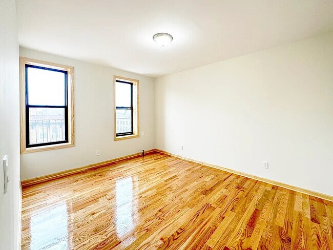 Foto del edificio - "Chic 1-Bed Oasis with Hardwood Floors in the Heart of NYC – 850 Sq. Ft. of Urban Elegance!"