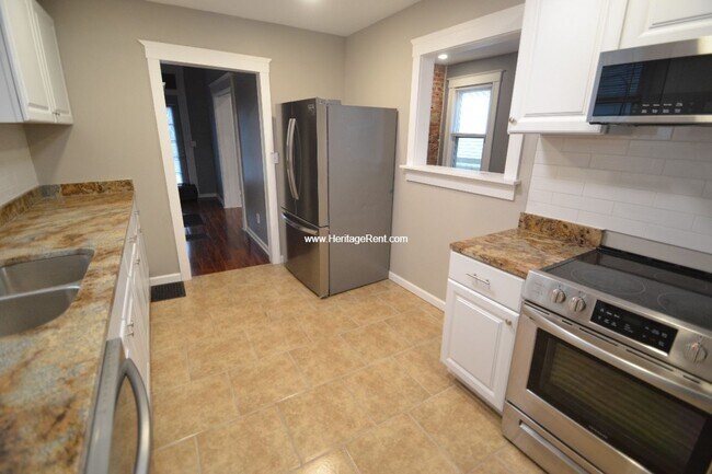 Foto del edificio - Beautifully refinished 3 bed 2 bath home in Evanston