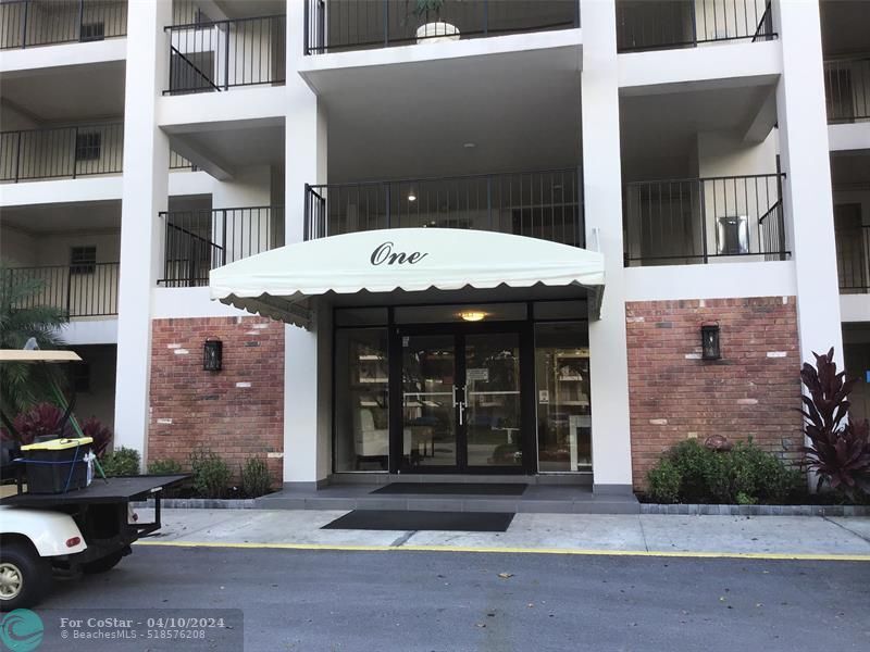 Primary Photo - 2800 N Palm Aire Dr