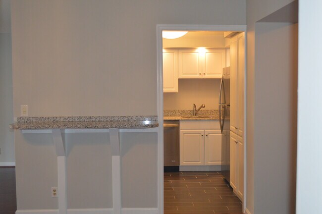 Foto del edificio - 5904 Mount Eagle Dr