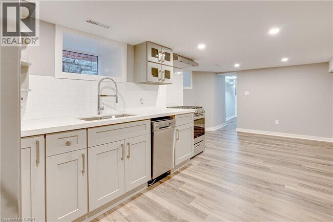 Photo du bâtiment - 64 Wellington St S